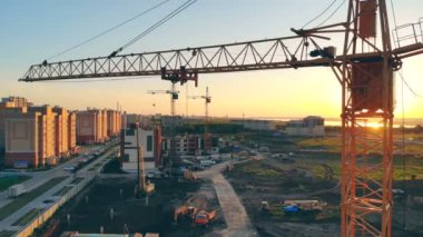 Bir sitede İnşaat Vinç. Günbatımı inşaat alanında.