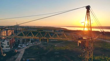 Yüksek vinç kadar bina bir inşaatta çalışıyor. 4k.