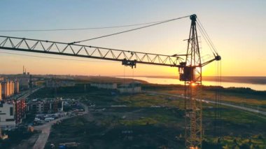 İnşaat alanında bir bakış. Bir sitede birkaç vinçler olduğu çalışma.