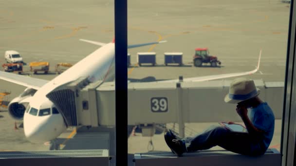 Маленький Хлопчик Грає Планшетом Чекаючи Літак Щоб Літати — стокове відео