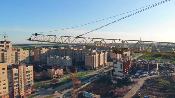 Bouwmachines werkt, bouwen van nieuwe huizen in een wijk. Luchtfoto. — Stockvideo