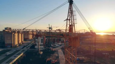 Büyük inşaat vinç, yakın. 4 k hava çok katlı binaların inşaat