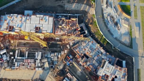 La grue jaune fonctionne, vue de dessus. Concept immobilier .