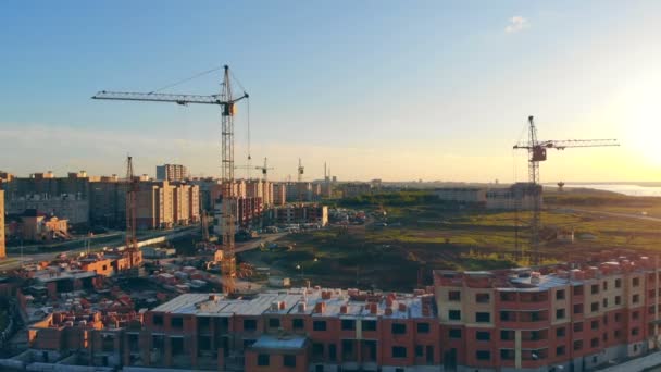 Muchas grúas en obras de construcción. Construcción de edificios de varios pisos. Antena . — Vídeos de Stock