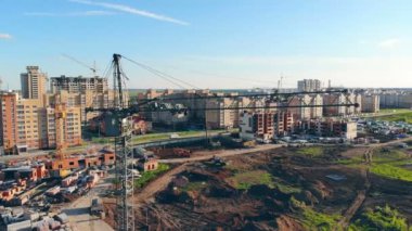 Construaction vinç şehir arka plan üzerinde. Emlak kavramı.