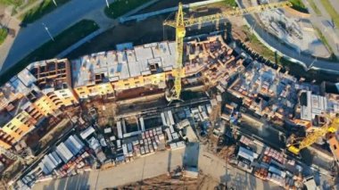 Vinç tamamlanmamış Binası yakınındaki görünümü top. Bir sitede yeni bir tuğla ev inşaat vinç oluşturur.