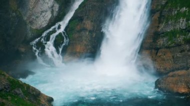 Su akar cascade aşağı. Kanyon brook waterfall tarafından doldurulur.