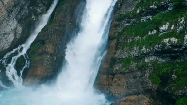 Masa de agua baja por la cascada. Corriente rugiente de agua fluye con la cascada . — Vídeos de Stock