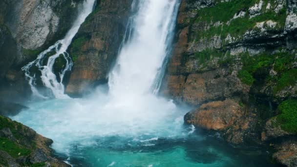 El agua que balbucea fluye en un lago. Corriente de montaña se llena de agua de la cascada . — Vídeos de Stock