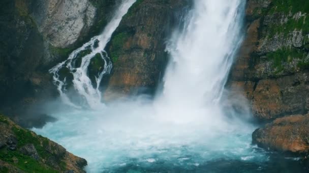El agua fluye por la cascada. El arroyo del cañón está siendo llenado por la cascada. . — Vídeos de Stock