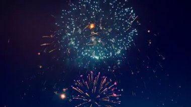 Bir gece gökyüzünde parlak ışıklar patladı.