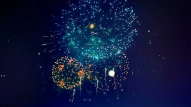 Gece gökyüzünde canlı havai fişek.