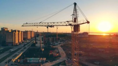 Büyük inşaat alanında eteklerinde. Bir sitede, yeni mahalleler inşa birçok Vinçler.