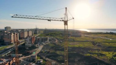 İnşaat ekipmanları dışında yer alan bir site çalışır. 4k.