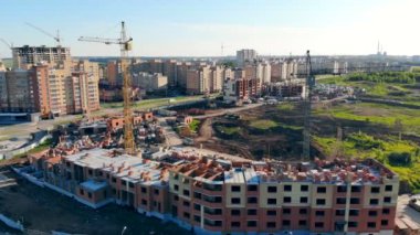 Oluşturma işlemi bir inşaat sitesinde. Vinçler Sehir disi alanlar üzerinde yeni evler inşa.