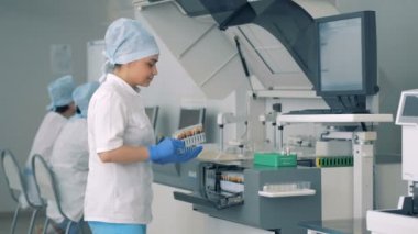 Klinik çalışan modern hastane laboratuvar test makinesinde yükler.