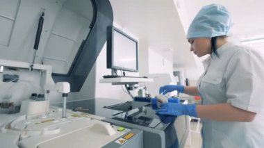 Bir hemşire paketleri tüplerini kan, yakın çekim.