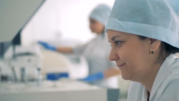 Медсестра работает с медицинским оборудованием . — стоковое видео