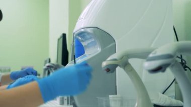 Bir hemşire bir barkod tarayıcı ile boş tüpler tarar, yakın çekim.