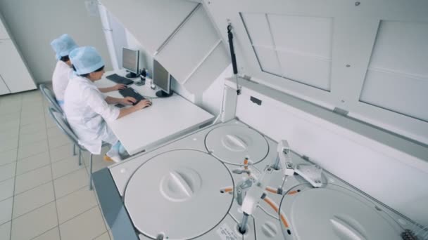 Equipamento moderno executa teste em laboratório, de perto . — Vídeo de Stock