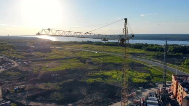 İnşaat vinçleri yeni evler inşa ederken bir ücreti vardır. 4k.