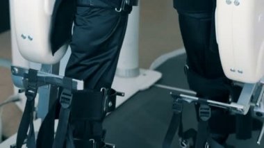 Parça simülatörü yürüyüş fiziksel engelliler bir kişi tarafından kullanılıyor