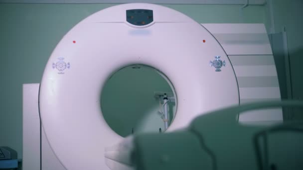 Máquina de escaneo por resonancia magnética en un hospital — Vídeo de stock