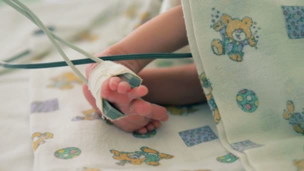 关闭婴儿移动腿与传感器连接到其中之一 — 图库视频影像