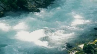 Hızlı su akışı bir yakın bir dağ Nehri'nin yukarı