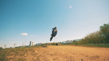 Hüner atlama yarışçılar panoramik manzaralı bir motosiklet üzerinde gerçekleştirilen. Ağır çekim