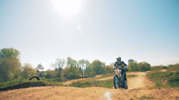 Paisagem deserta com um piloto FMX a fazer um truque — Vídeo de Stock