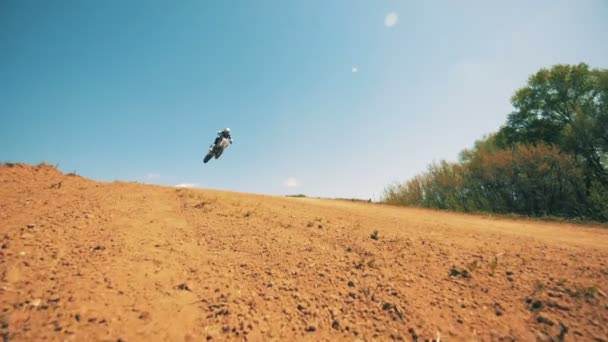 Fmx rider beendet seine Flugperformance in Zeitlupe. Zeitlupe — Stockvideo