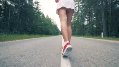 Bir kadın bir ormanda trenler, yakın çekim.