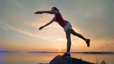 Bir kız onun kol ve bir bacak koyar, yakın çekim.