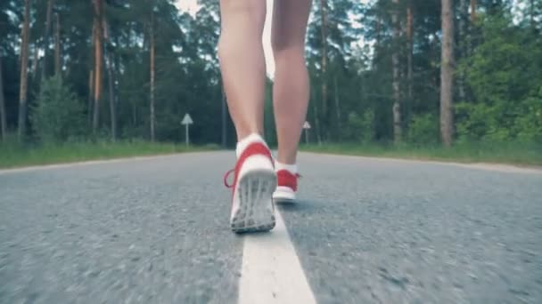 Una donna fa jogging, da vicino . — Video Stock