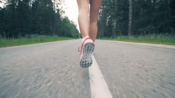 Одна девушка бежит на тренировку, крупным планом . — стоковое видео