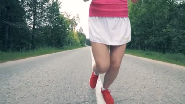 Jogging kvinna i skog, närbild. — Stockvideo