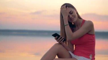 Telefonunu, kadın türlerinde yakın çekim.