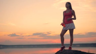 Kız Gölü yakınındaki bir plastik şişe içecekler.