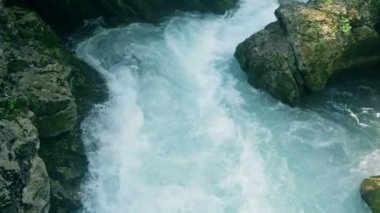 Azgın dağ nehir taşları akış