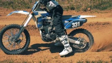 Profesyonel bir motosikletçi tarafından tahrik Autobike ağır çekimde hareket etmeye başlar