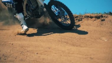 Bulutlar bir sportbike yüksek hızlı geçtikten sonra kaldırdı kir