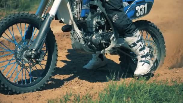 Close up de motos rodas enquanto ele começa a se mover — Vídeo de Stock