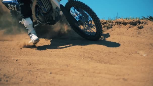 Wolken van vuil verhoogd na snelle doorgeven van een sportbike — Stockvideo