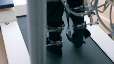 Bir eğitim makine kardeşlik bağlarımızı hastalarda bacaklarda yavaş yavaş koşu parkuru yürüyor