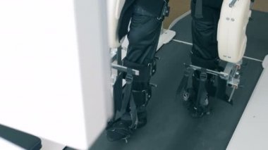 Özürlü bir hastanın bacakları çalışan bir simülasyon yolda eğitimli