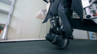 Erkek bacak koşu parkuru yürüyen bantlar ile sabitlenmiş yakın çekim 