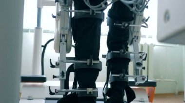 Fiziksel engelliler kişi özel bir simülatör yardımıyla yürümeye çalışıyor