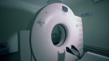 Tıbbi bir odada işleyen MRI makinesi