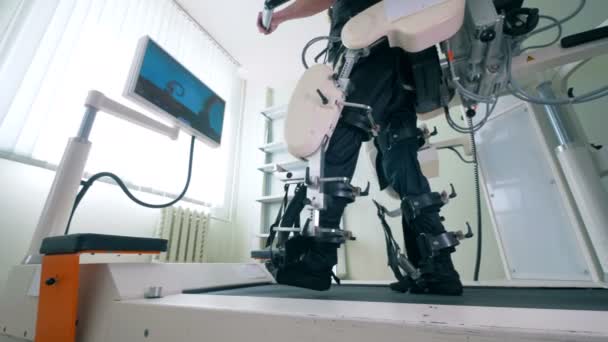 Osób niepełnosprawnych jest szkolenie jego nogi na bieżnię. Electronic medical robota dla rehabilitacji. — Wideo stockowe